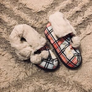NWOT Cuddl Duds Fuzzy Slippers